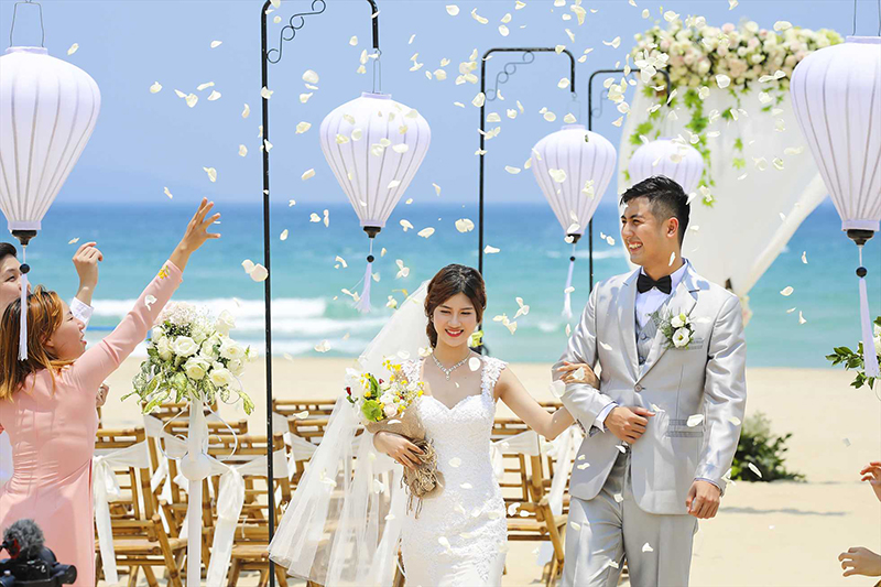 東南アジアではバリ島での結婚式が人気ですが、近年、ベトナムのダナン・ホイアンで結婚式を挙げるカップルが増えています。