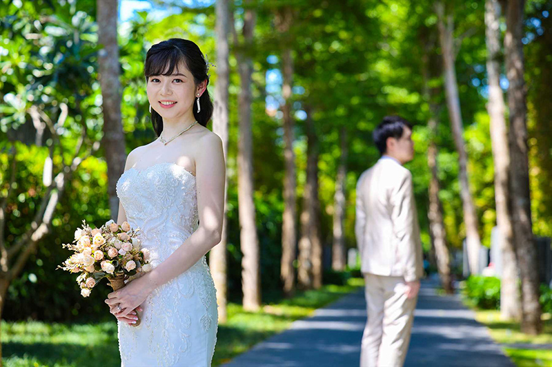 また、ホテルのプライベートビーチは、ハンモックやブランコ、ヤシの葉のパラソル等があり、それらのアイテムを生かした撮影も可能です。